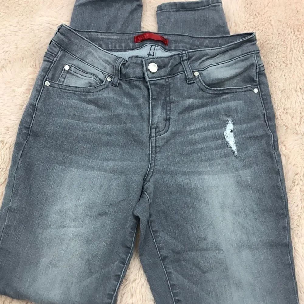 Jennifer Lopez gray skinny size 4 distressed jeans